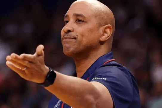 CJ布鲁顿曾与现任首钢男篮总经理张云松、顾问李楠较量