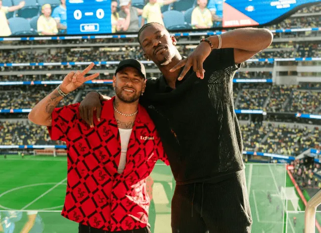 巴特勒晒出与内马尔一起观看巴西男足比赛的照片:巴西加油!