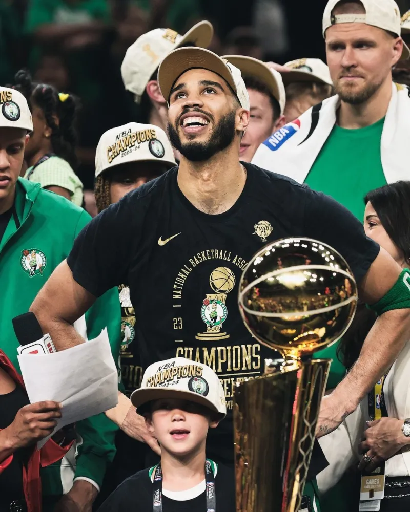 他们的支持意味着一切!绿军官方晒出夺冠后球员及家人的照片