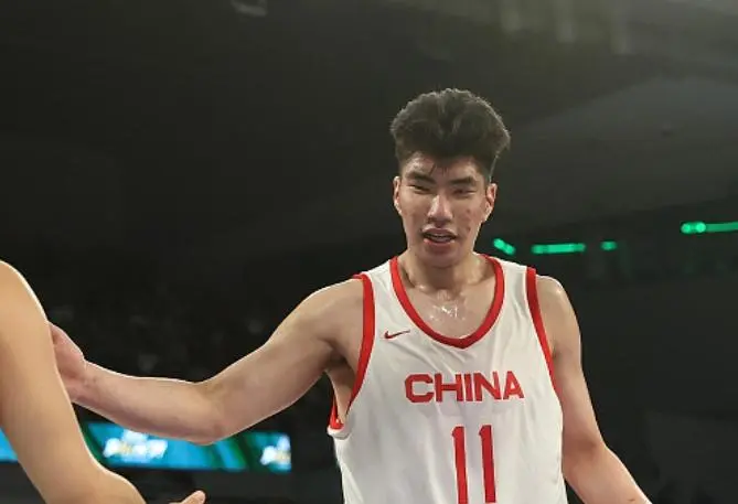 于嘉豪出战11分6秒 7投2中 得到4分5篮板