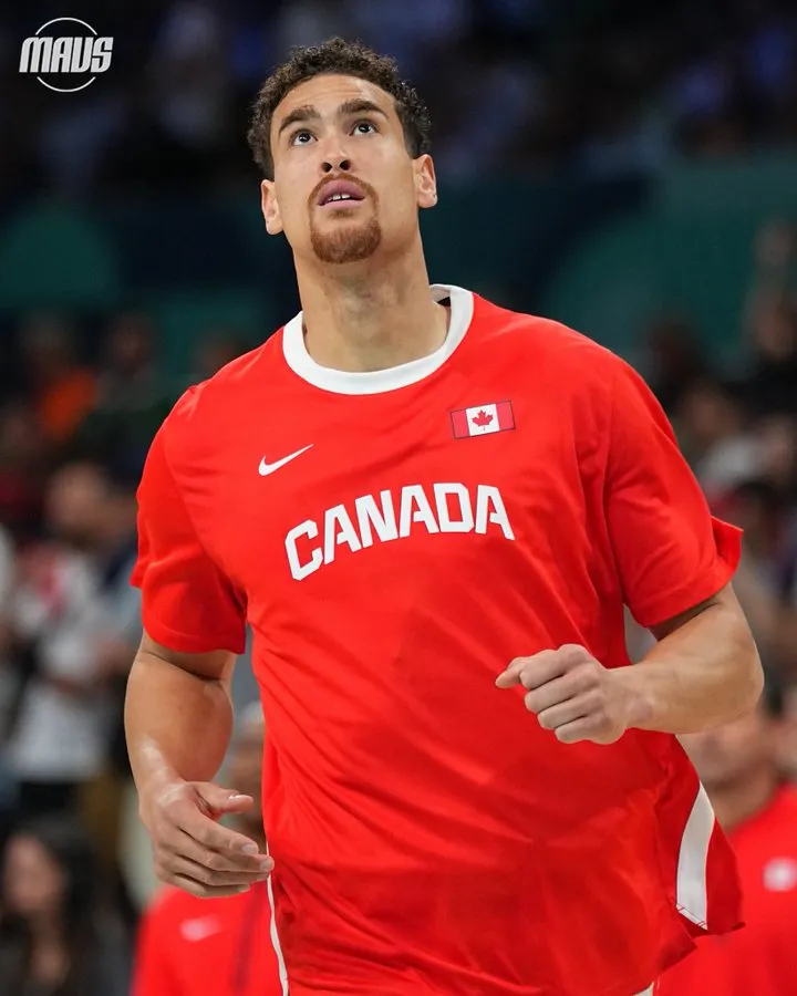 3胜0负!小牛队官方晒出德怀特·鲍威尔的照片并祝贺加拿大队获胜