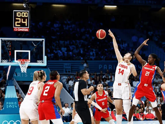 来来去去!李梦外线三分落下 张茹反击上篮得分