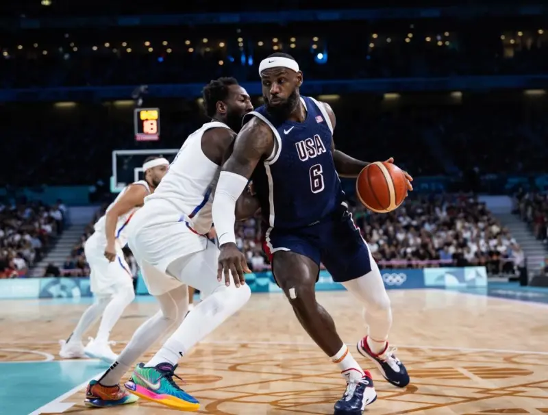 攻防一体!詹姆斯封盖罗梅罗 随后反击完成滑翔扣篮