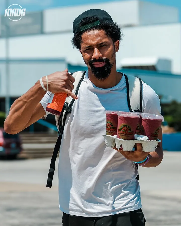 我们都喜欢奶昔王!小牛队官方照片欢迎丁威迪回归球队